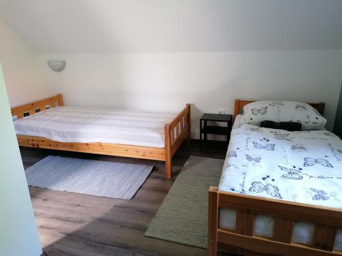 a bedroom with two twin beds in a room at Családbarát apartman in Vonyarcvashegy