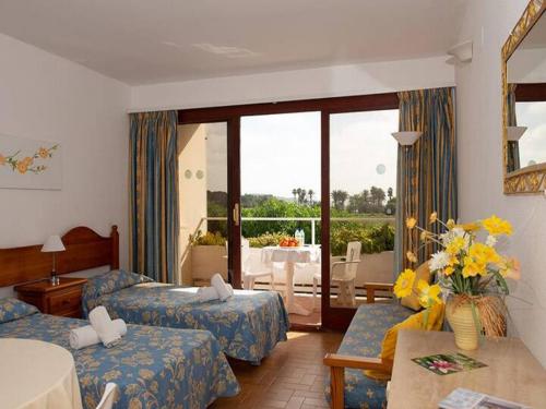 een hotelkamer met 2 bedden en een balkon bij Estudio with sea view Cala Martina in Cala Llena