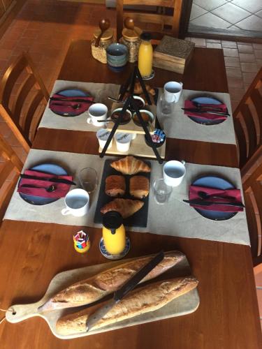 een tafel met eten en brood erop bij La Prévôté in Marchenoir