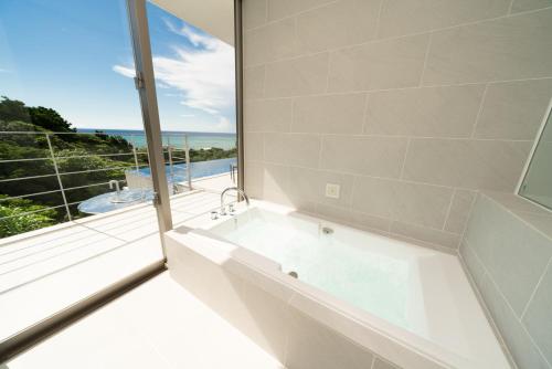 ห้องน้ำของ Blue Rela Luxe Resort Okinawa