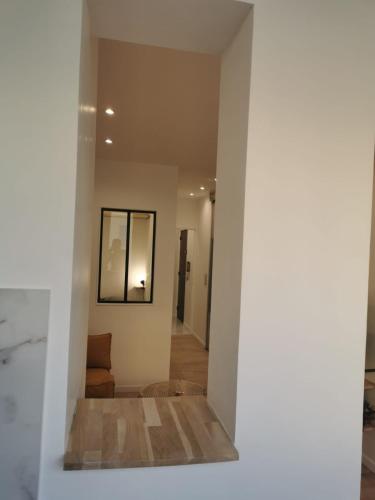 - une vue sur le salon depuis le couloir dans l'établissement Halévy Résidence, à Nice