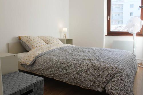 une chambre avec un lit, une lampe et une fenêtre dans l'établissement Nod off in Neudorf! Cozy 2 beds near the tram, à Strasbourg