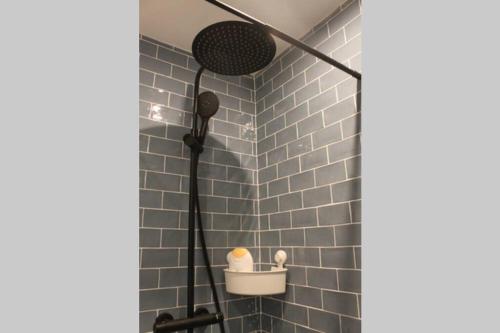 une salle de bain avec douche aux carreaux bleus dans l'établissement Nod off in Neudorf! Cozy 2 beds near the tram, à Strasbourg