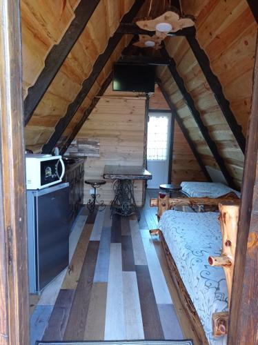 a room with a bed and a kitchen in a cabin at Zelenaya Usad`ba StavBor in Zavadivka