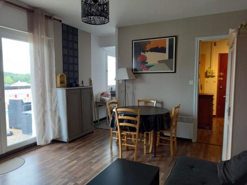 une cuisine et une salle à manger avec une table et des chaises dans l'établissement Appartement Grande terrasse à 1min de la plage, à Saint-Palais-sur-Mer