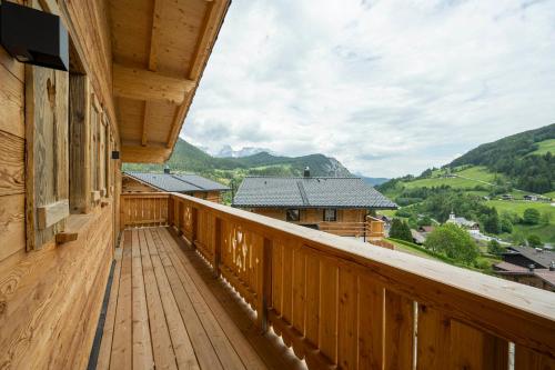 a balcony with a view of the mountains at Almdorf Auszeit Fageralm in Forstau