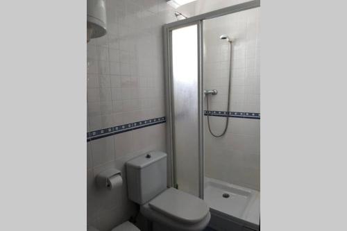 y baño con aseo y ducha acristalada. en Apartamento céntrico vistas al mar con ascensor, en Peñíscola