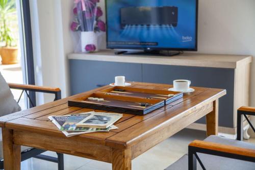 TV a/nebo společenská místnost v ubytování Demyra Boutique Hotel