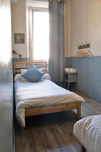 a bedroom with a bed and a window at Hôtel Saint Florent in Orange