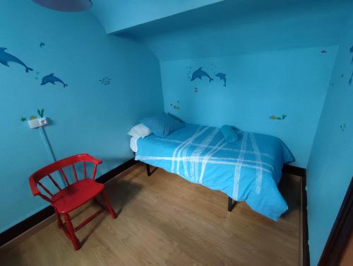 1 dormitorio con 1 cama y 1 silla roja en 202A Ático con encanto - Centro de Villaviciosa, en Villaviciosa