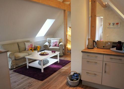 een woonkamer met een bank en een tafel bij Ferienwohnung Storchennest Spreewald in Burg Kauper