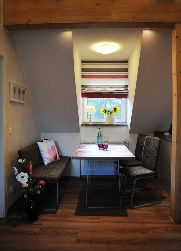 a small room with a table and chairs and a window at Ferienwohnung Storchennest Spreewald in Burg Kauper