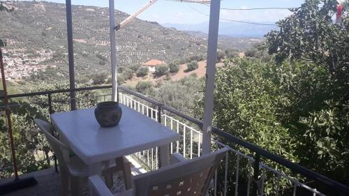 stół i krzesła na balkonie z widokiem w obiekcie Vacation House Dionysia w mieście Ejo