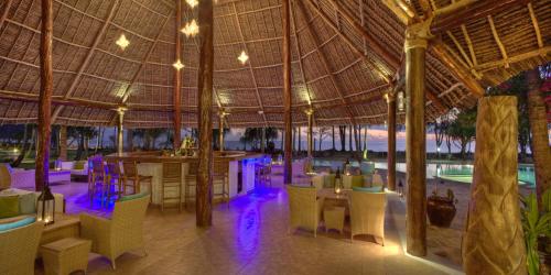 Restauracja lub miejsce do jedzenia w obiekcie Bluebay Beach Resort & Spa