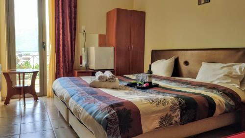 una habitación de hotel con una cama con zapatos. en Hotel King, en Kalambaka
