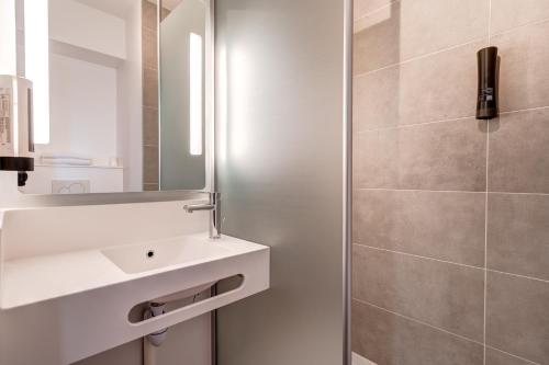 馬爾利港的住宿－B&B HOTEL Le Port Marly Saint Germain en Laye，一间带水槽和镜子的浴室