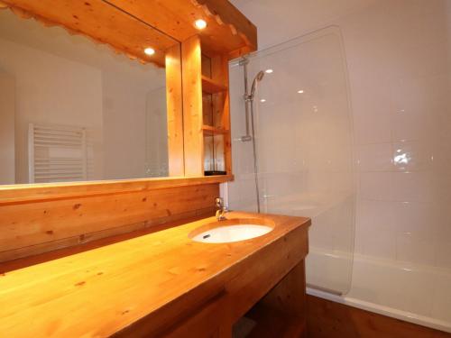 La salle de bains est pourvue d'un lavabo, d'une douche et d'un miroir. dans l'établissement Appartement Méribel, 2 pièces, 5 personnes - FR-1-182-33, à Méribel
