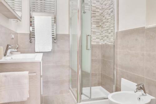 une salle de bain avec douche et lavabo dans l'établissement Keith Haring Cozy Apartment, à Pise