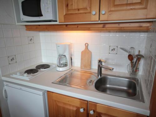 a kitchen counter with a sink and a microwave at Appartement Les Saisies, 2 pièces, 4 personnes - FR-1-293-1 in Les Saisies