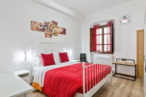 Un dormitorio blanco con una cama roja y una ventana en Uffizi Gallery Cozy Flat en Florence