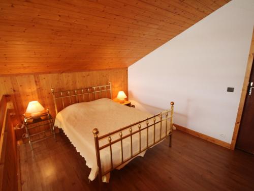 レ・セジーにあるAppartement Les Saisies, 2 pièces, 7 personnes - FR-1-293-10の木製の天井が特徴のベッドルーム1室(ベッド1台付)