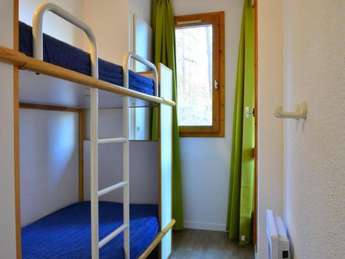 ベラントルにあるAppartement Bellentre, 3 pièces, 6 personnes - FR-1-329-12の二段ベッド2組、窓が備わる客室です。