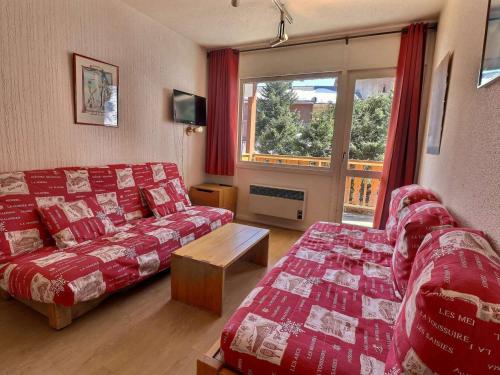 a living room with a couch and a bed and a window at Appartement Méribel, 2 pièces, 5 personnes - FR-1-182-66 in Méribel