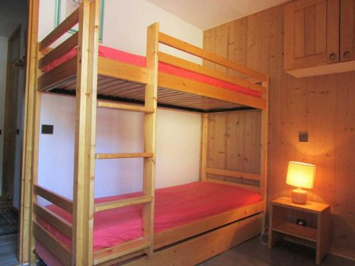 a bedroom with two bunk beds and a lamp at Appartement Bellentre, 2 pièces, 5 personnes - FR-1-329-23 in Bellentre