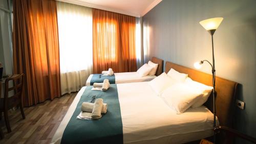 Habitación de hotel con 2 camas y toallas. en Puffin Suites, en Estambul