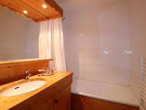 y baño con lavabo y bañera. en Appartement Méribel, 2 pièces, 5 personnes - FR-1-182-160, en Méribel