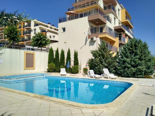 The swimming pool at or close to Byla White Residence