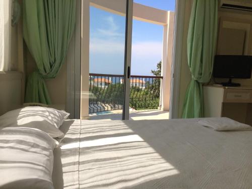 Gallery image of The Prince Inn Hotel & Villas in Kérynia