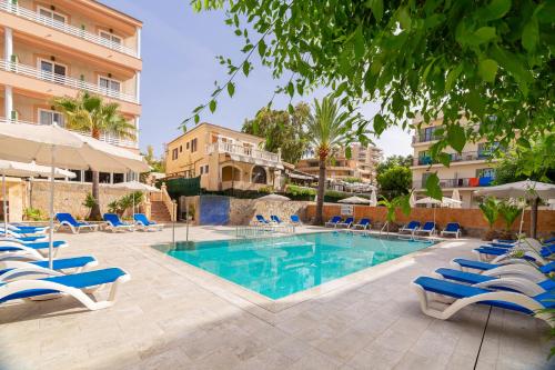 Bazén v ubytování Hotel Venecia Paguera nebo v jeho okolí
