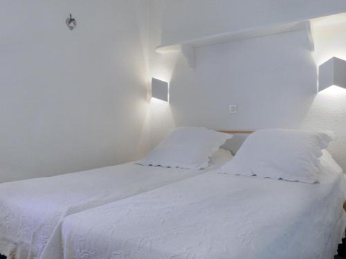 メリベルにあるAppartement Méribel, 2 pièces, 5 personnes - FR-1-182-136のベッド2台(白いシーツ、枕付)