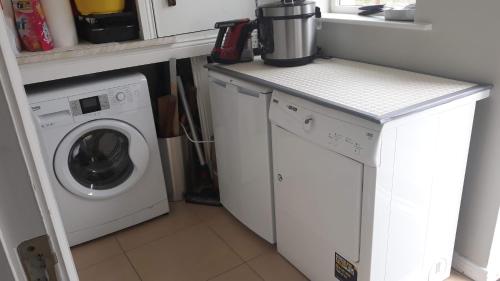 Una cocina o zona de cocina en Gort Lodge V23x673