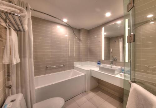 Phòng tắm tại Holiday Inn Express Luoyang Yichuan, an IHG Hotel