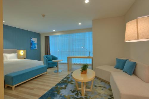 Ένα ή περισσότερα κρεβάτια σε δωμάτιο στο Holiday Inn Express Luoyang Yichuan by IHG