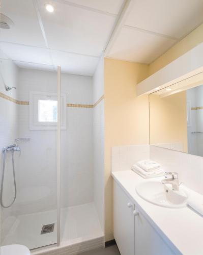 a bathroom with a shower and a sink at Résidences LES HAUTES PLAINES in Gréoux-les-Bains