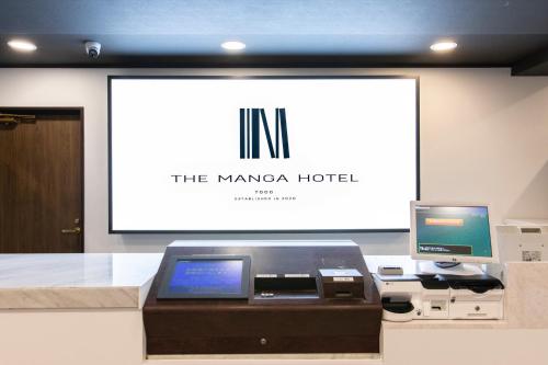 un ufficio con un computer e uno schermo proiettore di Aichi-gun - Hotel - Vacation STAY 87536 a Togo