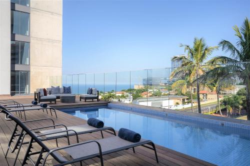 uma piscina do hotel com vista para o oceano em Premier Hotel Umhlanga em Durban