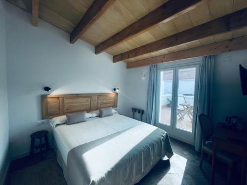 Un dormitorio con una cama grande y una ventana en Hotel Casa Miranda - Adults Only en Mahón