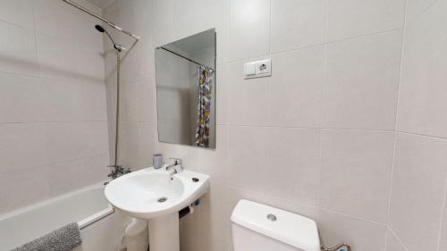 Baño blanco con lavabo y espejo en Casa Francia - A Murcia Holiday Rentals Property, en Roldán