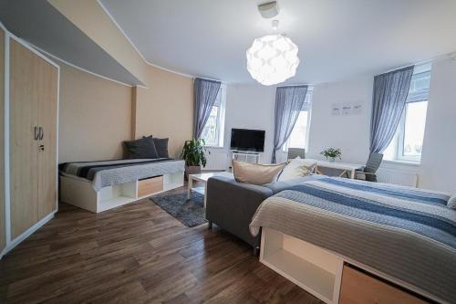 una camera con due letti e un divano in camera di Kampus Palace a Ostrava