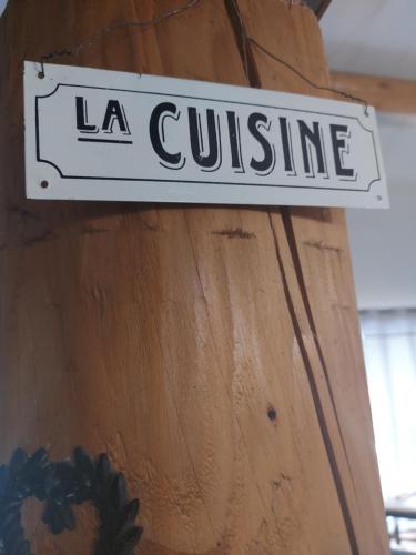 a sign that reads la cuisine hanging on a wooden wall at Villa Clea in Saint-Paul-lez-Durance