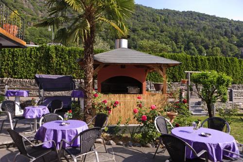 Un restaurante o sitio para comer en Hotel Pensione da Peppino