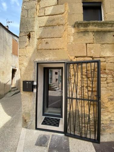 una puerta en un edificio de piedra con una puerta en Maison de ville Pont du Gard centre historique en Remoulins