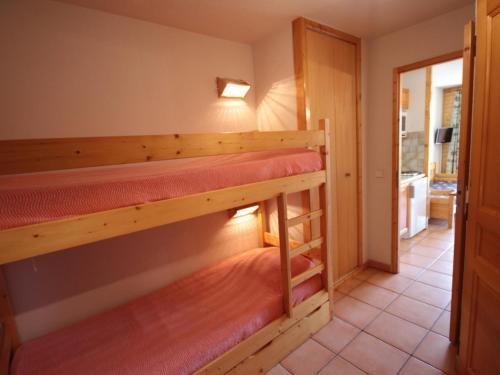 a bedroom with two bunk beds in a room at Studio Les Saisies, 1 pièce, 5 personnes - FR-1-293-130 in Les Saisies