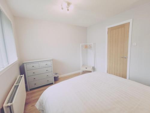 Una cama o camas en una habitación de 21 Ivorhill