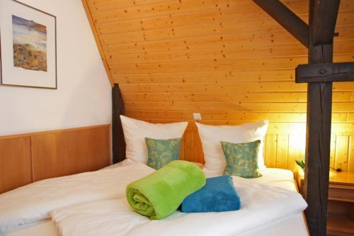 Cama ou camas em um quarto em Hotel Schillerbad