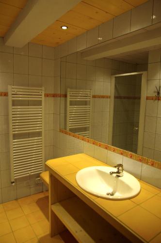 une salle de bain avec un lavabo et un miroir dans l'établissement Appart Ressachaux Morzine centre 2 à 3 pers calme vue jardin parking, à Morzine